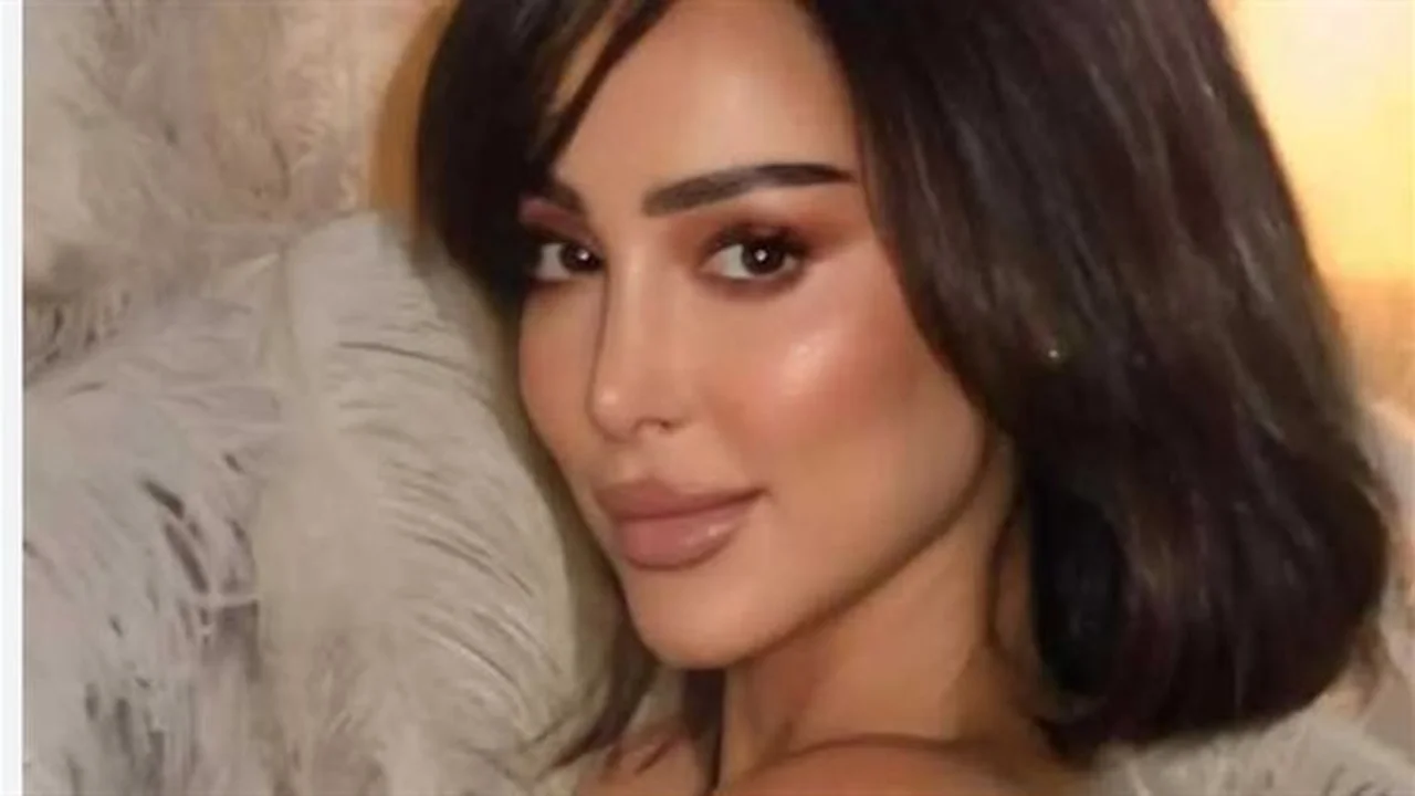 تحول مفاجئ.. بسمة بوسيل تفرض حضورها في عالم الموضة بعد اعتزال الغناء